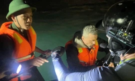 Du khách nước ngoài chơi lướt ván bị cuốn ra biển