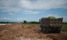 Hàng chục tuyến đường dân sinh bị băm nát vì xe chở vật liệu thi công cao tốc