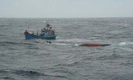 Lật tàu cá ngoài khơi Bình Thuận, 9 ngư dân rớt xuống biển