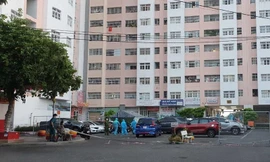 Chung cư Lakeside đã bị phong tỏa. Ảnh: PLO.