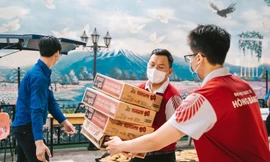 Đoàn trường ĐH Quốc tế Hồng Bàng cùng các tình nguyện viên sắp xếp các vật phẩm cứu trợ sinh viên khó khăn do dịch COVID-19. 