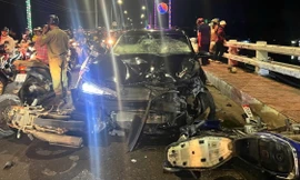 Tạm giữ tài xế ô tô 'lùa' 3 xe máy trên cầu Tân Lý