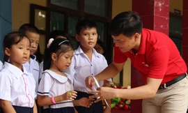 Báo Tiền Phong trao 178 suất học bổng "Nâng bước em đến trường" tại Quảng Trị