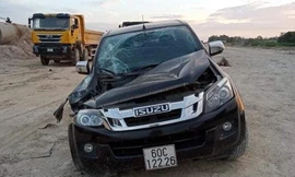 Bắt tạm giam tài xế dùng xe múc đập nát hai ô tô có người bên trong