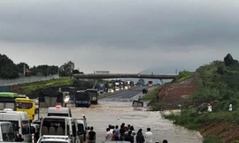 Hối hả chống ngập cho cao tốc Phan Thiết - Dầu Giây