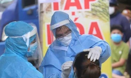 Để tụ tập đông người khi xét nghiệm SARS-CoV-2, Chủ tịch phường bị đình chỉ công tác