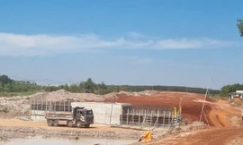 Cảnh đối lập trong thi công cao tốc Biên Hòa - Vũng Tàu