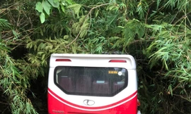 Xe khách chở 25 người lao xuống vực ở Bình Thuận