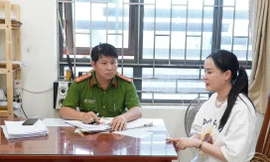 'Tiểu thư sang chảnh' Tina Dương mang tiền giao nộp cho cơ quan công an