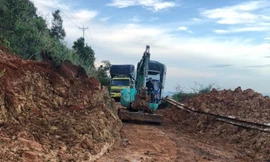 Hàng chục mét khối đất đá từ trên núi đổ ập xuống quốc lộ