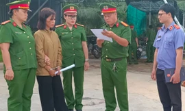 Hơn 40 cảnh sát khám xét nơi người phụ nữ tố bị giam, hành hạ như thời trung cổ