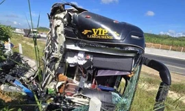 Đầu xe khách nát bét sau tông xe tải trên cao tốc, 4 người bị thương