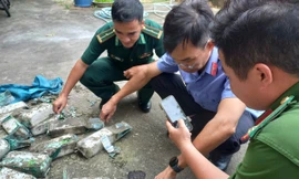 Hàng chục ký tinh thể nghi ma túy dạt vào bờ biển Côn Đảo