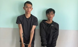 Người phụ nữ chở con nhỏ bị hai đối tượng dùng mã tấu đe doạ cướp tiền và xe 