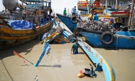 Tàu cá của ngư dân bị chìm. Ảnh: binhthuan.gov.vn