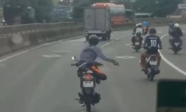 Người đàn ông 'diễn xiếc' cùng xe máy gây náo loạn trên Quốc lộ 1