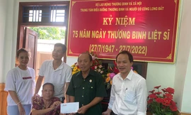 Tặng quà cho Trung tâm Điều dưỡng Thương binh và Người có công Long Đất