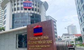 Lãnh đạo doanh nghiệp cùng người nhà ồ ạt mua bán cổ phiếu