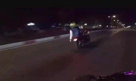 Nam thanh niên nằm trên xe máy, thả hai tay chạy với tốc độ 120km/h
