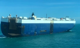 Cận cảnh tàu chở hơn 4.500 ô tô vừa bốc cháy ở ngoài khơi Vũng Tàu