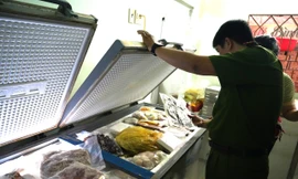 Tiệm tạp hoá chứa cả trứng gà non, vú heo, gân bò… bốc mùi hôi thối