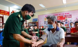 Tàu cá cháy trên biển, 13 ngư dân thoát chết nhờ phao cứu sinh và thuyền thúng