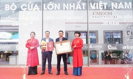 Bộ cửa lùa nhôm kính lớn nhất Việt Nam nặng 2.400 kg