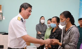 Báo Tiền Phong cùng mạnh thường quân mang Xuân về Phú Mỹ