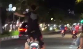 Nhóm thanh niên kẹp 4, đứng trên yên xe khi tham gia giao thông