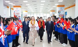 Quốc vụ khanh Vương quốc Anh dự lễ khai giảng các chương trình quốc tế tại UEF