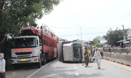 Xe tải tông hàng loạt xe máy, xe đạp làm 2 người tử vong