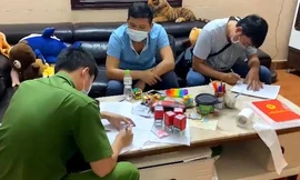 Phá đường dây mua bán bằng đại học rởm, phát hiện con dấu giả của công an phường, sở y tế 
