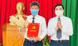Ông Nguyễn Hoài Anh trao quyết định và tặng hoa chúc mừng ông Nguyễn Minh giữ chức Phó Chủ tịch UBND tỉnh Bình Thuận.