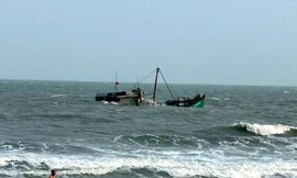 Cứu 7 ngư dân khỏi tàu chìm ở Vũng Tàu