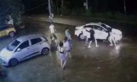 Người đàn ông lái ô tô cán qua người bạn gái cũ trước quán karaoke