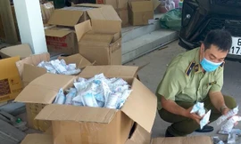 Đội Quản lý thị trường số 5 kiểm đếm số hàng hóa nhập lậu.