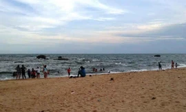 4 thiếu niên đi tắm biển gặp sóng lớn, 1 em mất tích