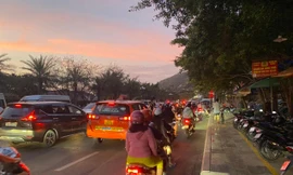 Du khách đổ về Vũng Tàu quá đông, gây nên tình trạng kẹt xe trên đường Hạ Long vào chiều tối 1/1.