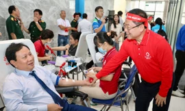 Chủ nhật Đỏ quyên góp 600 triệu đồng cho học bổng Tiếp bước đến trường