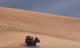 Xe 4 bánh nhưng tài xế chạy 2 bánh trên đồi cát Bình Thuận