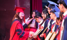 100% sinh viên tốt nghiệp đạt chuẩn tương đương IELTS 5.5 trở lên