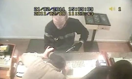 Nhân viên tiệm vàng tay không đánh cướp có súng