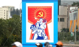 Hà Nội rực rỡ cờ, áp phích chào mừng Đại hội XIII của Đảng