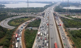 Hàng đoàn xe nối nhau ‘đi như rùa bò’ về lại Thủ đô sau kỳ nghỉ lễ