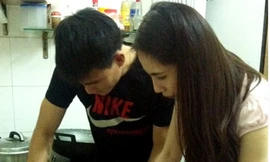 Công Vinh về quê Thủy Tiên gói bánh tét