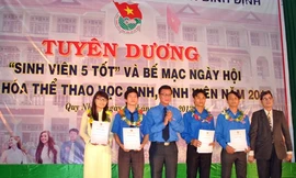 Nghị lực của chàng sinh viên nghèo '5 tốt' mồ côi cha