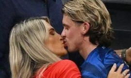 Dàn tuyển thủ Anh lên khán đài hôn vợ và bạn gái sau trận thắng Senegal 3-0