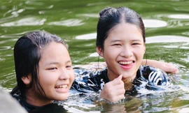 Trẻ em Hà Nội thích thú tắm giải nhiệt ở bể bơi nghìn năm tuổi