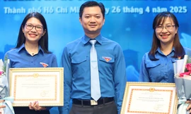 Trao thưởng cuộc thi 'Tự hào Việt Nam' và viết chính luận bảo vệ nền tảng tư tưởng của Đảng