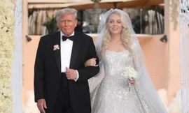 Ông Trump hôn má con gái út trong ngày trọng đại